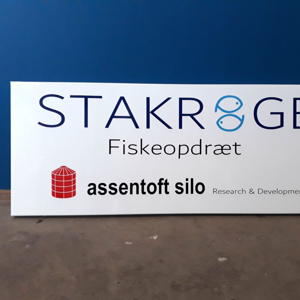 facadeskilt,skilt,skilte,facadeskilte,facadebogstaver,reklame,firmanavn,nybygning,vægskilt,butiksskilt,surrow skilte,skiltning,branding